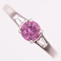 Ring med rosa safir ca 0,75ct, samt trapetsslipade diamanter 2 x ca 0,05ct, stl: 17, tillverkad av Euro findings, London, platina Vikt: 3,5 g