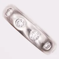 Ring med briljantslipade diamanter 5 x ca 0,10ct, kvalitet ca TW-W(G-H)/VS, stl: 17, platina Vikt: 8,7 g
