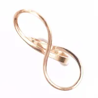 Ring med asymmetrisk form, längd 38mm, bredd 17mm, stl: 17¾, otydliga mästarstämplar, men troligen tillverkad av A Nilssons Guld AB, Nässjö 1977, 18K Vikt: 6,1 g