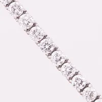 Armband, Rivière, med briljantslipade diamanter, 44 x ca 0,18ct, totalt ca 7,92ctv, varav 9st diamanter troligen syntetiska, beräknad vikt 6,30ct, kvalitet ca W-TCr(H-I)/VS-SI, längd 17,5cm, bredd 3,5mm, 18K vitguld Vikt: 12,4 g