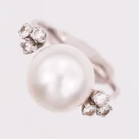 Ring med odlad pärla Ø 10mm & diamanter ca 6x0,05ct, något skev skena, stl: 17 ¼, pärla rörlig, 18K Vikt: 3,6 g