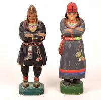 Par figuriner samiskt par, signerade LE, Lars Enarsson, höjd ca 13,5cm