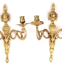 Ett par appliquer, i brons, Gustaviansk stil 1900-tal, höjd ca 30cm, dekor utav bockhuvuden, girlanger och urnor, något sneda ljusarmar