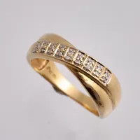 Ring i 18K guld, stl 18½, bredd 2,55-6,8mm, 18st små Diamanter, 8/8 slipade,  tillverkad av Guldfynd, vikt 3,09g.