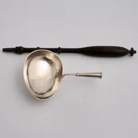 Soppslev i silver med träskaft,  längd 41,5 cm, skopans bredd 10,5 cm, 830/1000, nettovikt på skopa 66,93g.