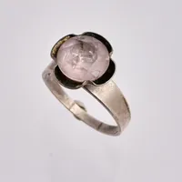 Ring i silver, stl 22, bredd 2,6-16mm, 1st rosa sten, mått Ø21mm, 925/1000,  tillverkad av Alton, år 1971, vikt 5,45g.