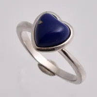 Ring i silver, stl 16¾, bredd 2-9,5mm, 1st hjärtformad Lapis Lazuli, mått 7,7x7,8mm, 925/1000, vikt 2,66g.