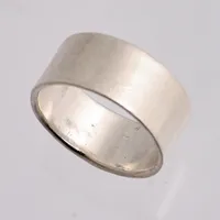 Ring i silver, stl 21, bredd 10,8mm, 925/1000, vikt 10,19g.