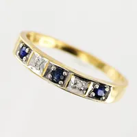 Ring, diamanter 2 x ca 0,005ct, samt safirer, stl 17¾, bredd 1,5-3,5mm, 18K Vikt: 1,9 g