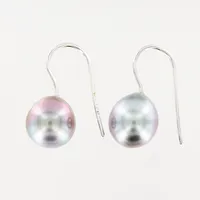 Ett par örhängen, droppformade grå pärlor, 24mm, pärlor ca 10,5x12mm, vitguld, 18K, bruttovikt 4,8gram Vikt: 4,8 g