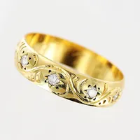 Ring, diamanter 5 x ca 0,03ct, stl 18½, bredd 4,5mm, gravyr, 18K Vikt: 3,4 g
