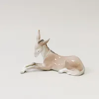 Figurin Lladro, åsna, 9,5cm, bredd 16x5cm, ( färgskiftning/ev.lagning på ett ben) Spanien. Skickas med paket.