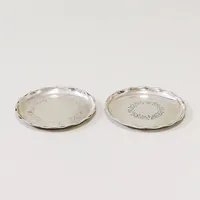 2 glasunderlägg Ø8cm, olika dekor, MGAB, silver 830/1000. Vikt: 77,3 g