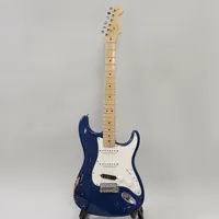 Elgitarr Fender Stratocaster USA 2002, serie nr Z2136706, hårt bruksslitage (påverkar ej funktion), bridge pickup låg output ej original, mjukt fodral. 