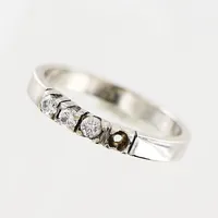 Ring, diamanter 3 x ca 0,04ct, stl 16¾, bredd 2,5, vitguld, 1 diamant saknas, gravyr, defekt/slitage på klorna, 14K.  Vikt: 2,4 g