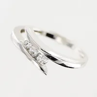 Ring, diamanter 3 x ca 0,06ct, stl 17¼, bredd 1-7mm, vitguld, 14K.  Vikt: 2,4 g