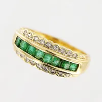 Ring, diamanter 8 x 0,005ct, 8/8-slipade, gröna stenar, stl 18½, bredd 2-8mm, 18K.  Vikt: 4,5 g