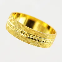 Ring, mönstrad, stl 17½, bredd 5,5mm, 21K.  Vikt: 3,7 g
