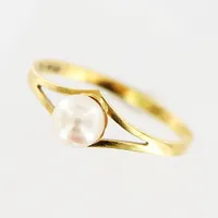 Ring, odlad saltvattenspärla Ø5,5mm, stl 18¾, bredd 1,5-7mm, 18K Vikt: 1,5 g