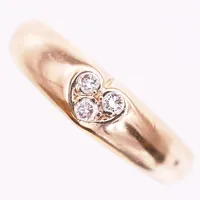 Ring med diamanter 3x0,02ct, en diamant möjligen syntetisk, stl 16½, bredd 2-4mm, finska stämplar, gravyr, 18K. Vikt: 4,1 g