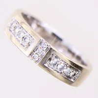 Ring med diamanter 11 x ca 0,01-0,02ct, stl 16¾, bredd 4,5mm, gravyr, GHA, vitguld, 18K Vikt: 3,8 g