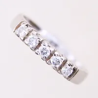 Ring med briljant slipade diamanter 0,25ct tot enligt gravyr, stl: 16¼, bredd 3,2mm, gravyr, vitguld 18K.  Vikt: 3,7 g