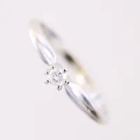 Ring med briljant slipade diamant 1x0,07ct enligt gravyr, stl: 15¼, bredd 1,6-2,3mm, skev, vitguld 14K.  Vikt: 1,4 g