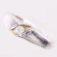 Ring med vit sten, stl: 17½, bredd 5,3mm, GHA, silver 925/1000.  Vikt: 4,1 g