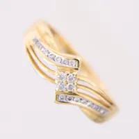 Ring med briljantslipade diamanter 4 x 0,015ct, 16 x 0,005ct, stl: 19¼, bredd 6,8mm, GHA, 18K.  Vikt: 4 g