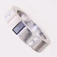 Ring med diamanter 4 x ca 0,05ct, prinsesslipade, 1 x ca 0,36ct, svart, baguetteslipad, stl 15¾, bredd 5mm, vitguld, gravyr, 18K  Vikt: 11,4 g