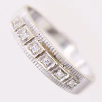 Ring med diamanter 6 x ca 0,005ct, stl 17, bredd 2-4mm, vitguld, 18K  Vikt: 2,4 g