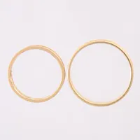 Två ringar med dekor, stl: 19¾, 16¾, bredd 2,9, 3,9mm, gravyrer, 18K.  Vikt: 5,3 g