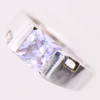 Ring med lila samt vit sten, stl 17½, bredd 3-7mm, sten sitter löst, silver 925/1000 Vikt: 5,4 g