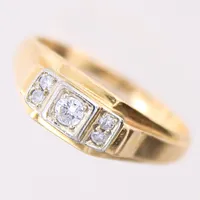 Ring med briljantslipad diamant 1 x 0,09ct, samt 8/8-slipade diamanter 4 x 0,02ct, stl: 17½, bredd 2,1-6,5mm, en diamant med nagg, 18K.  Vikt: 4,2 g