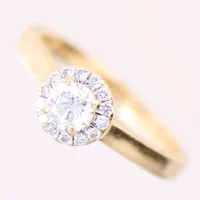 Ring med briljantslipade diamanter 1 x ca 0,30ct, 14 x 0,01ct, stl: 15¾, bredd 2,1-6,7mm, GHA, 18K.  Vikt: 3,4 g