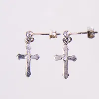 Ett par örhängen med kors samt vit sten, 16x9mm, GHA, silver 925/1000.  Vikt: 1,1 g