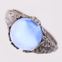 Ring med blå sten, stl: 18, bredd 2-10,8mm, silver 830/1000. Vikt: 2,6 g