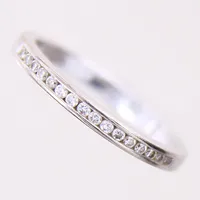 Ring med briljantslipade diamanter 16 x 0,0075ct, stl: 17½, bredd 2,3mm, gravyr, vitguld 18K.  Vikt: 2,9 g