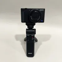 Kompaktkamera Sony ZV-1, Vloggkamera, serienr 7471938, vindskydd, USB-sladd, handgrepp till kamera med inbyggd fjärrkontroll och stativ Sony GP-VPT2BT, fodral, originalkartonger
