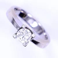 Ring med diamant 0,65ct, W/VS, stl 17¾, bredd 4-6,5mm, 14K Vikt: 6,5 g