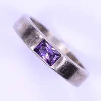 Ring med lila sten, stl 19¼, bredd 5mm, silver 925/1000, bruttovikt 5,3g Vikt: 5,3 g