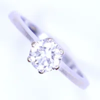 Ring med diamant 1ct enligt gravyr, W/SI, stl 17¾, bredd 2-6mm, vitguld, lagad skena, 18K  Vikt: 4,5 g