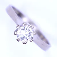 Ring med diamant 0,60ct, W/VS, stl 17, bredd 2-6,5mm, vitguld, 18K  Vikt: 3 g