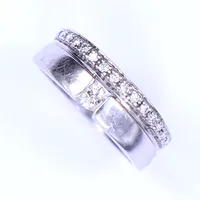 Ring med diamanter totalt ca 0,30ct, stl 17¼, bredd 4,5-7mm, vitguld, 18K  Vikt: 5,1 g