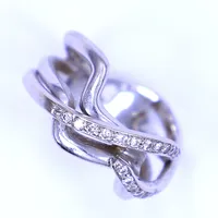 Ring med diamanter totalt 0,15ct, stl 17, bredd 5-10mm, vitguld, 18K  Vikt: 7,1 g