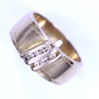 Ring med diamanter totalt 0,04ct, stl 15½, bredd 6,5-8mm, sten saknas, 18K Vikt: 4,8 g