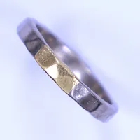 Ring, stl 18½, bredd 3mm, vitguld/rödguld, gravyr, 18K Vikt: 5,4 g