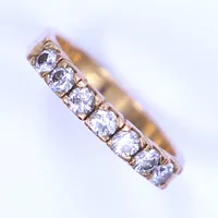 Ring med syntetiska diamanter totalt 0,49ct, stl 15¾, bredd 3mm, tillverkarstämpel BÖS, 18K  Vikt: 3 g