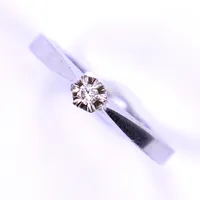 Ring med diamant 0,03ct enligt gravyr, stl 16¼, 1,8-3,5mm, vitguld, 18K Vikt: 2,2 g