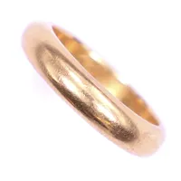 Ring, stl 17¾, bredd 4,5mm, gravyr, 18K Vikt: 8,3 g